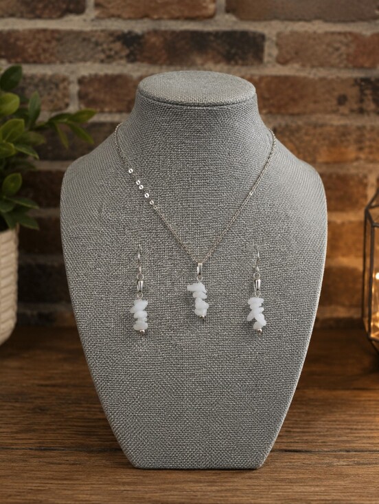 unbranded Jewelry - Quartz crystal Chip Stone pendant necklace